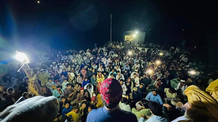 Noorullah_PTM's tweet photo. وزیرستان کس کا ہے ؟
یہ فیصلہ وزیرستان کے عوام کریں گے ۔
قائدِ تحریک گران منظورخان پشتون آدھی رات کو رزمک میں عوام کے درمیان ۔
#ReleasePTMActivists https://t.co/WVI7XNM1ul