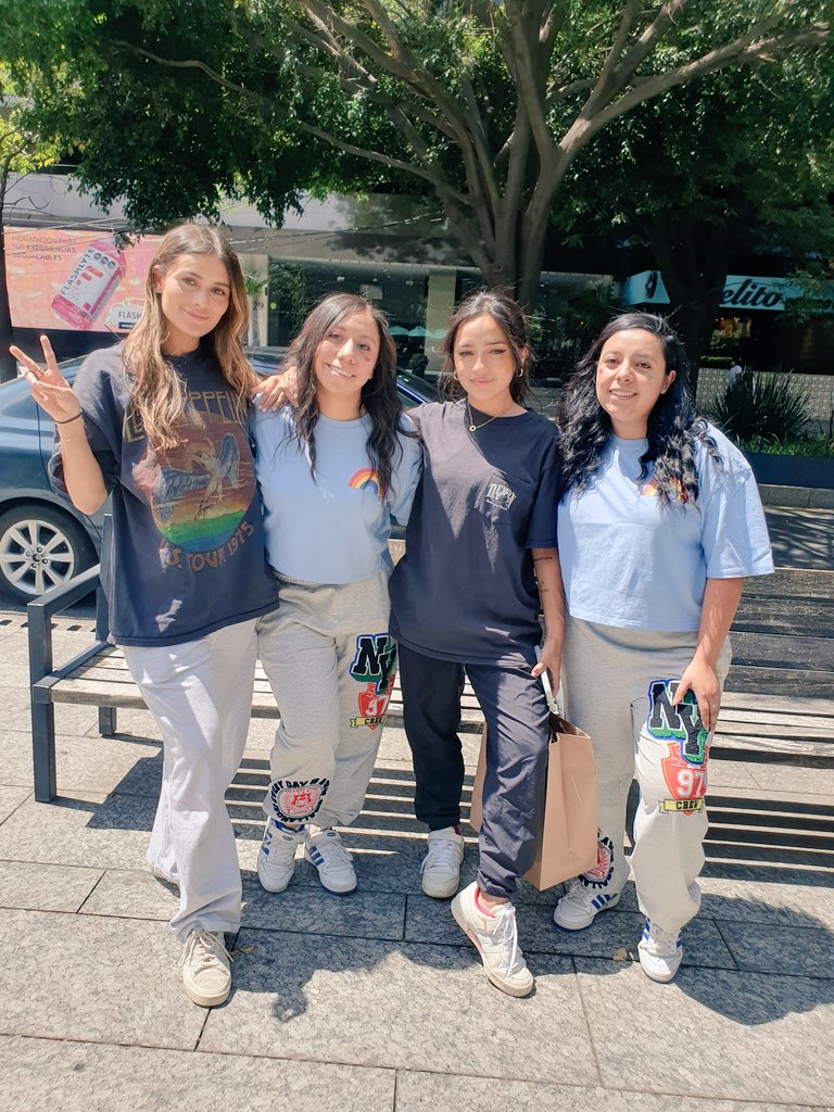 _wendys04's tweet photo. Feliz pride🏳️‍🌈🏳️‍🌈 por parte de @CalleyPoche , han sido días increibles con ustedes aquí 💙💜 https://t.co/wHvKz7eCad
