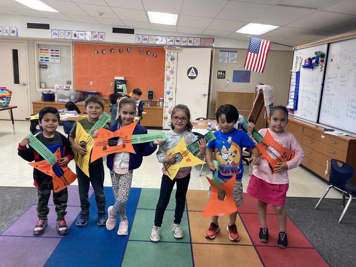 melrules61's tweet photo. TK/K ELOP showing off guitars they made for music theme! ⁦@SBUSD_EL⁩ https://t.co/EKQ172G4Cl