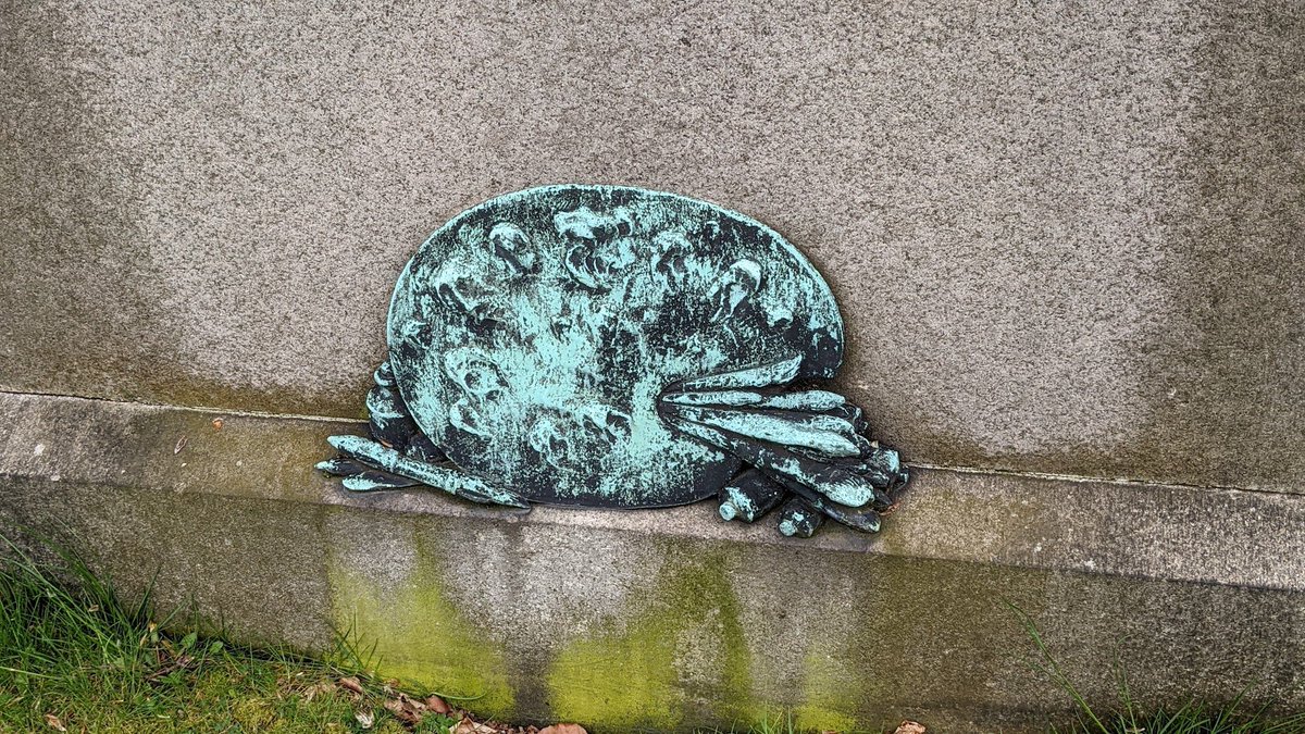 Day 175 of a year of #RandomScottishGravestones 🪦

The grave of artist Samuel Bough RSA and his wife Isabella Taylor in the Dean Cemetery, Edinburgh.

Bronze medallion and lovely little artist palette, paints &amp;  brushes were made by his friend, renowned sculptor, William Brodie.