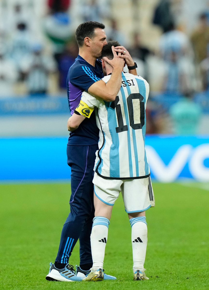 🤯 Pff, LOCURA de dato vía <a href="/gastontr16/">Gastón Trucco</a>.

🇦🇷 Por PRIMERA VEZ en TODA la historia, se dio que tanto el capitán, como el director técnico de una Selección campeona del mundo, hicieron inferiores en el MISMO CLUB (Newell’s).

➜ Lionel Andrés Messi | Capitán.
➜ Lionel Sebastián