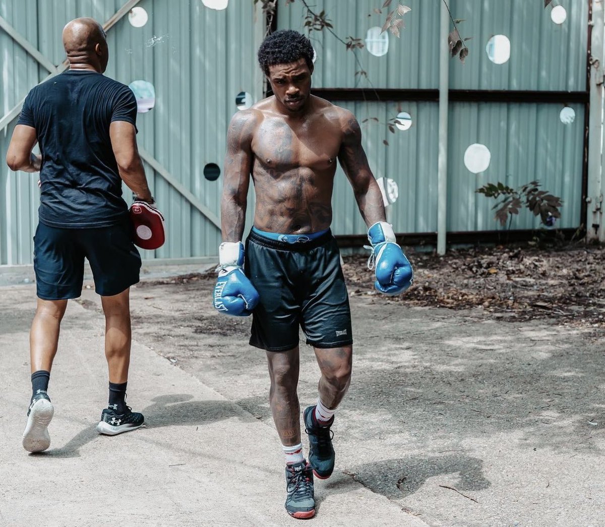 TheBoxingPro's tweet photo. Spence 🦈 training outside in that Texas 🤠 heat 🔥 too it’s a wrap for Bud 🦞 https://t.co/fgws909rIT
