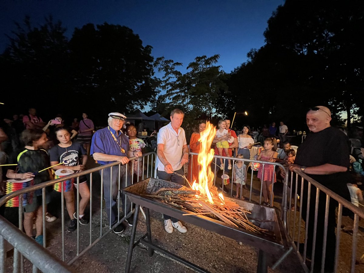 villederueil's tweet photo. 🌛La fête de Buzenval s’est clôturée par un défilé aux #lampions organisé par le conseil de village. https://t.co/O8TnsaCIXy