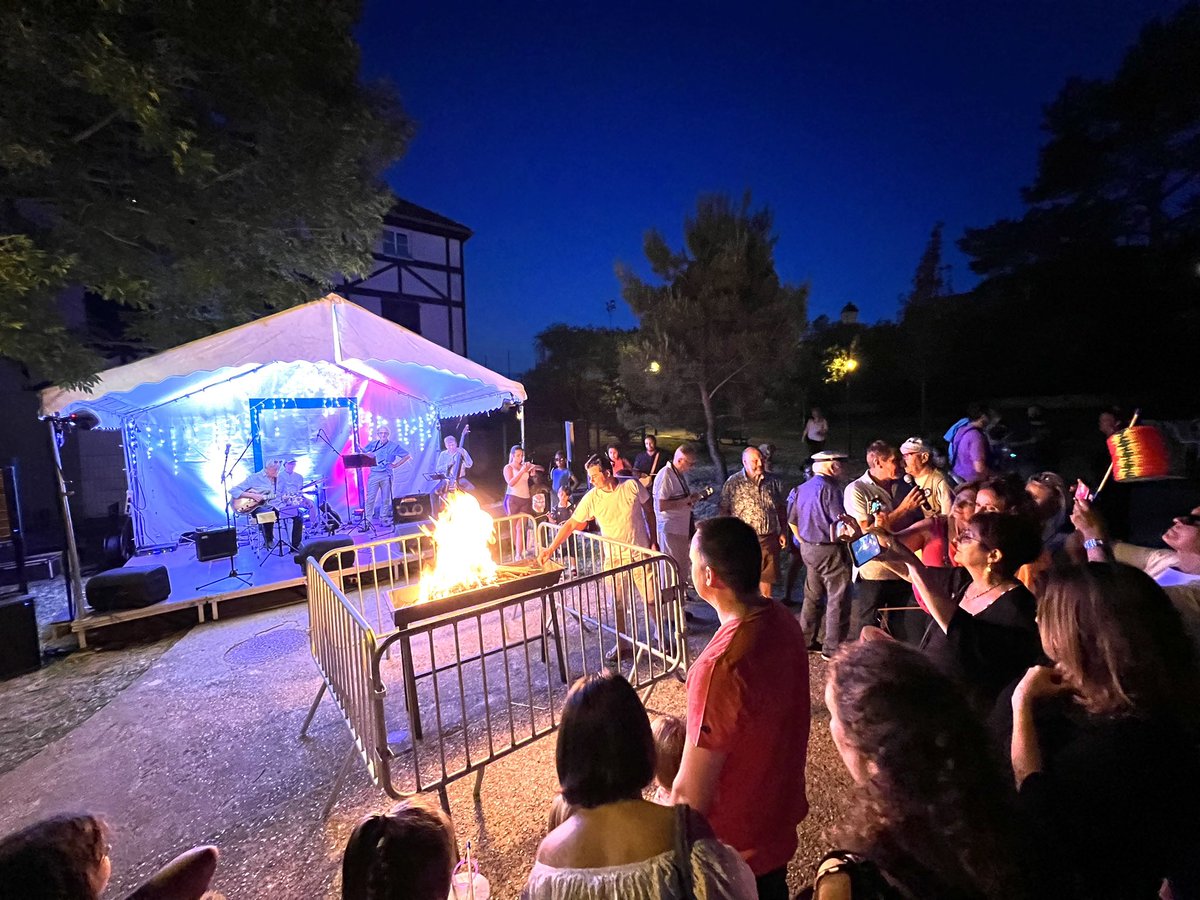 villederueil's tweet photo. 🌛La fête de Buzenval s’est clôturée par un défilé aux #lampions organisé par le conseil de village. https://t.co/O8TnsaCIXy