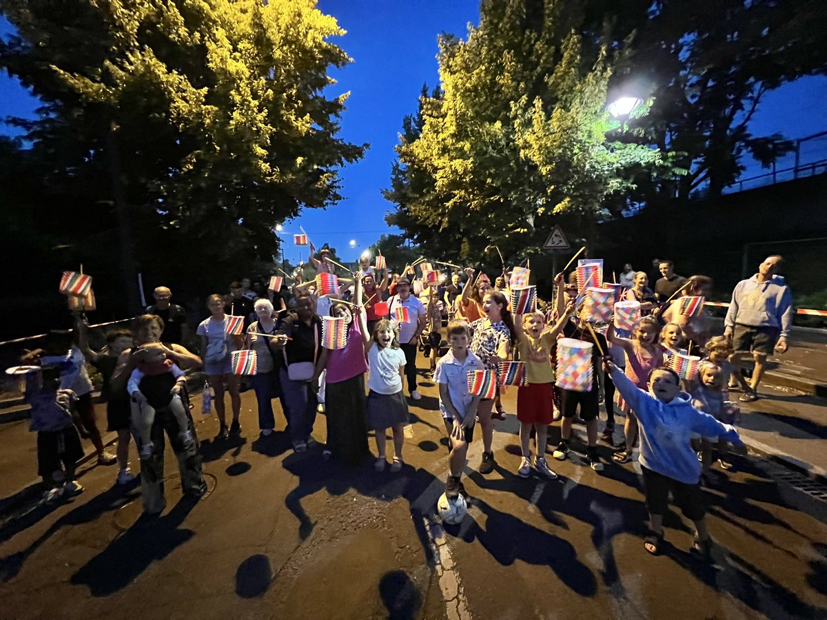 villederueil's tweet photo. 🌛La fête de Buzenval s’est clôturée par un défilé aux #lampions organisé par le conseil de village. https://t.co/O8TnsaCIXy