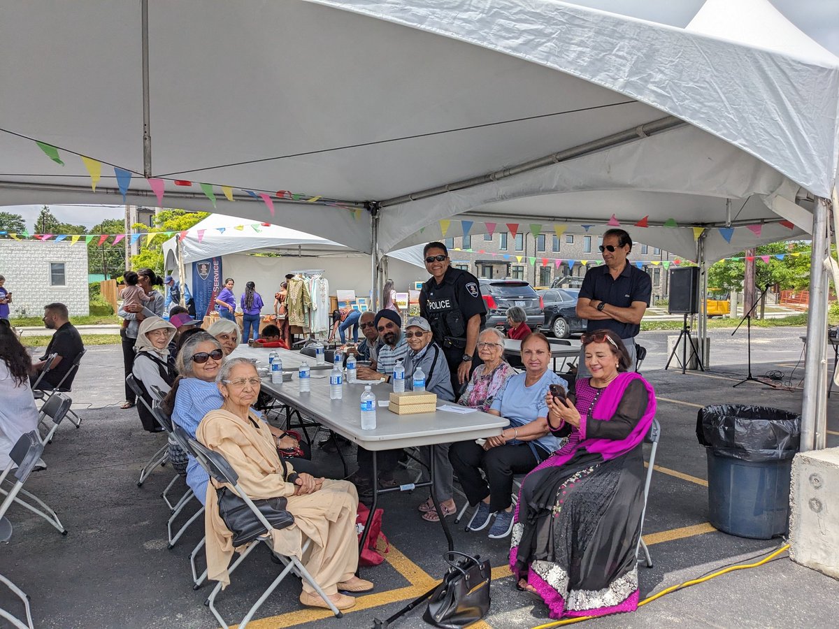 Honoured to represent @WindsorPolice at The 🇮🇳 Indian Village 🇮🇳 @CarrouselMCC today Amazing display of Indian culture, traditions and the food Thanks for having us 🙏 #carrouselofnations #diversity #communityengagement #yqg