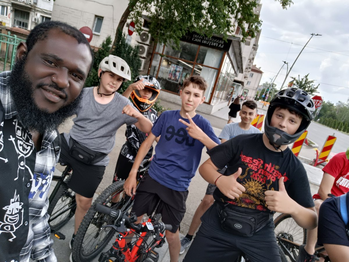 milliwire_'s tweet photo. With friends https://t.co/OmdxMhqArI