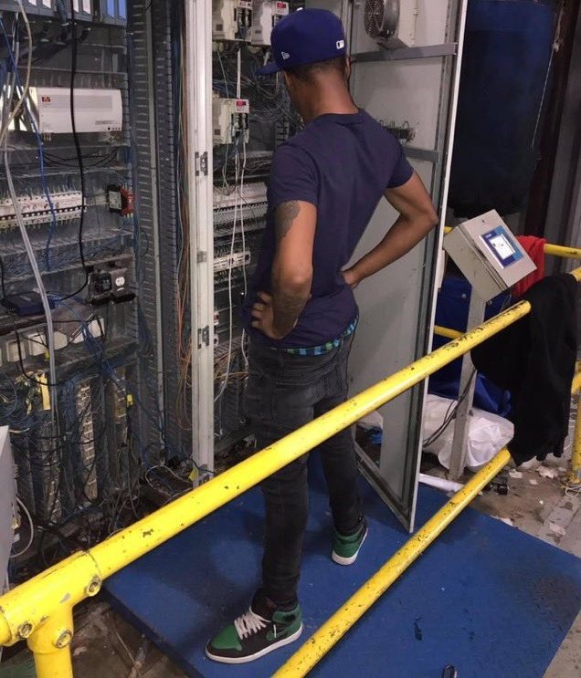 The Glastonbury technical support team trying to figure out how to turn Axl Rose's microphone up #GunsNRoses