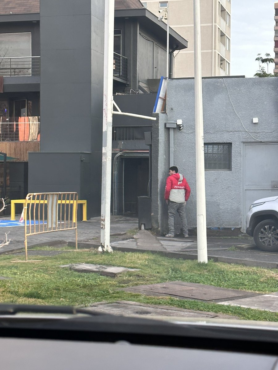 eileenhumee's tweet photo. Que lindo como esta persona hace pipí en la pared de una farmacia… ojalá no le toque llevar comida a nadie porque está entre dos panaderías y un restaurant.
@pedidosya https://t.co/nROUUOcals