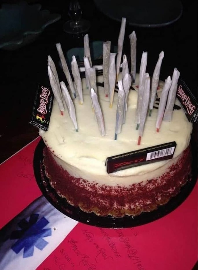 GeniusPothead's tweet photo. My kind of birthday cake 🎂 https://t.co/9a1RpZWh4R