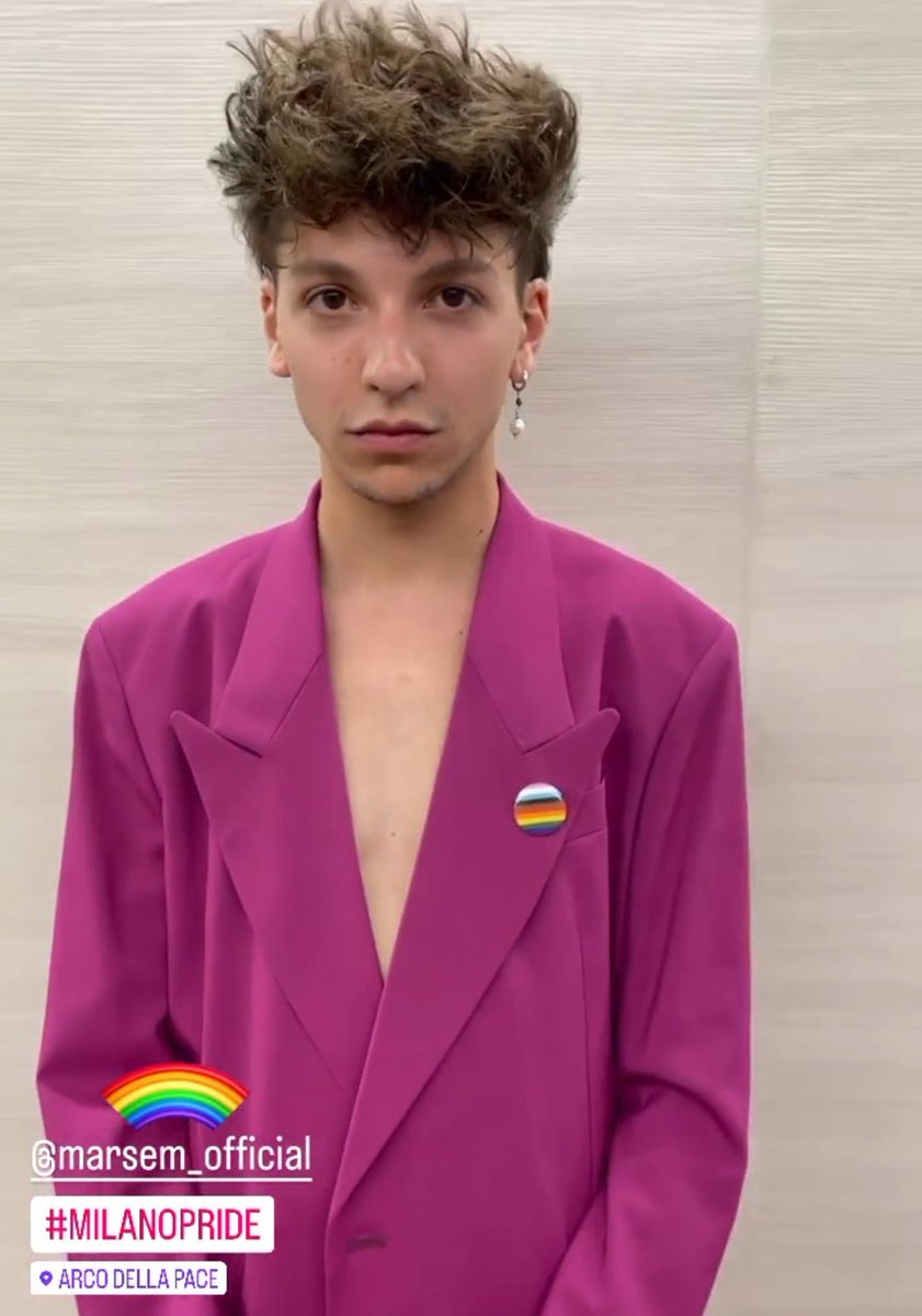 Eccoci questo throw🔙 con questo outfit la prima cosa a cui ho pensato
#luigistrangis