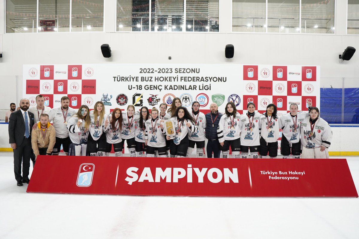 TBHForgtr's tweet photo. 🏆 ŞAMPİYON BUZADAM 🥇
2022 - 2023 Türkiye Buz Hokeyi U18 Genç Kadınlar Ligi tamamlandı.
Final maçında İBB karşısında 4 - 2 galip gelen Buzadam şampiyon olurken üçüncülük maçında Genç Ankaralıları uzatmada 3 -2 yenen Buz Korsanları üçüncü oldu. https://t.co/xPbdpMFnwN