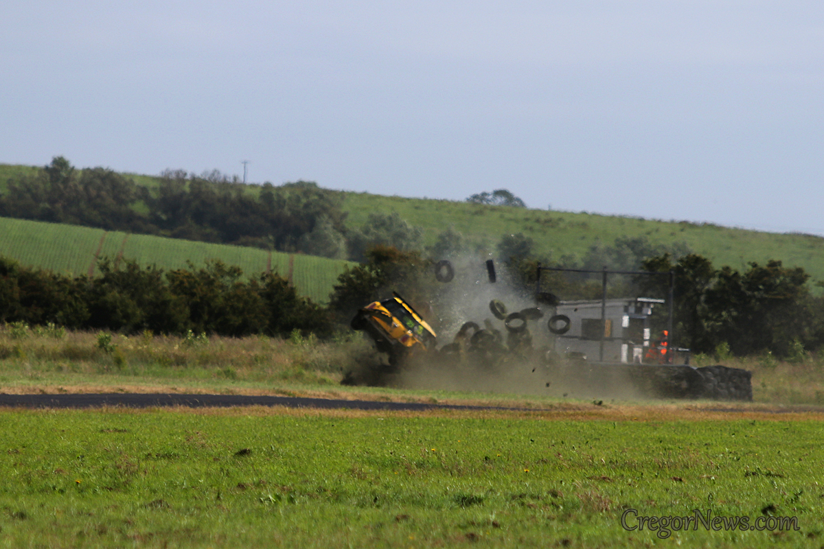 CregorNews's tweet photo. The marshals post at Colonial under attack from the Scottish Minis today @KirkistownTrack
#msirl #CarefulNow https://t.co/9l0sIs4T9V