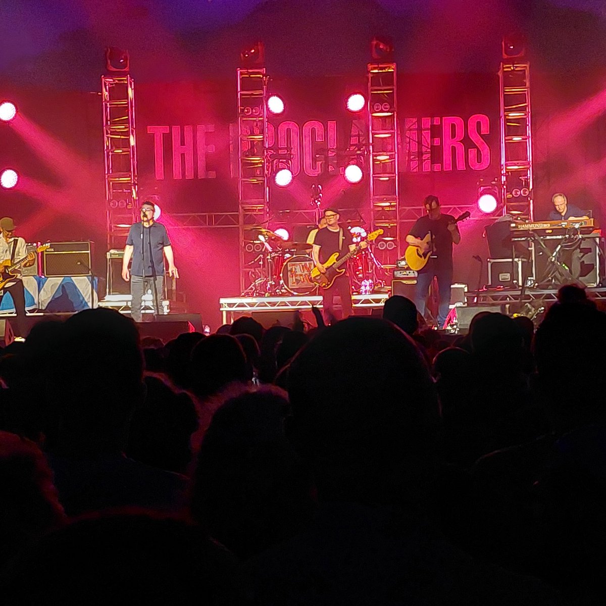 SharpProfessor's tweet image. Saturday in Glasgow... scorchio!! What a day to see @The_Proclaimers in the Big Top in Queens Park. Awesome!!