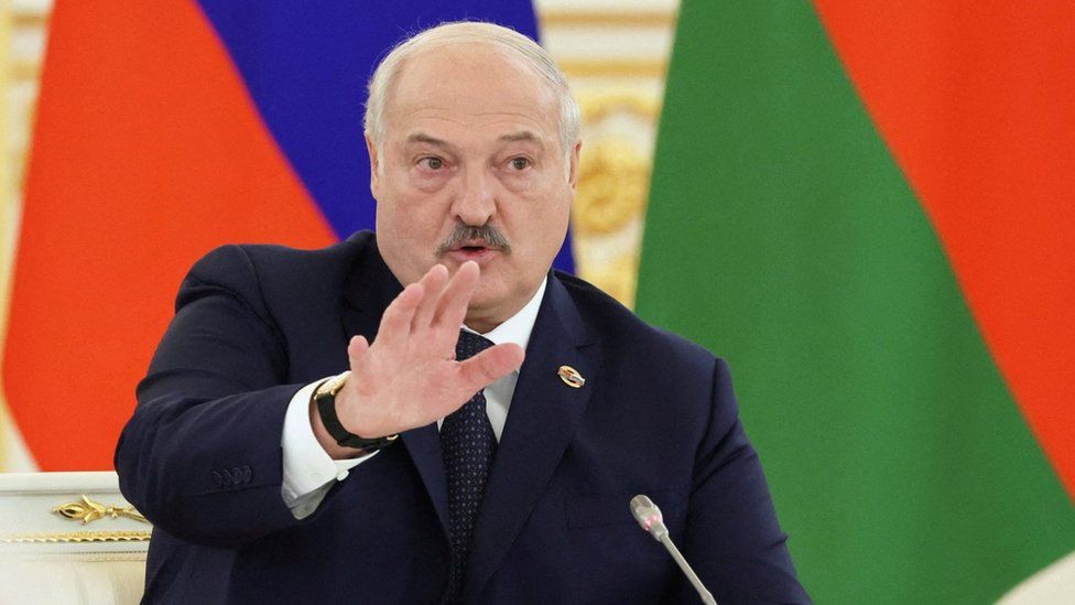 🔴 RUSSIE 🇷🇺- BIÉLORUSSIE 🇧🇾| #PrigozhinVSPutin : le président 🇧🇾 #Loukachenko a joué un rôle décisif dans les négociations entre #Prigozhin et le pouvoir russe. Pourquoi lui? Selon le porte-parole du Kremlin, Loukachenko et le patron de #PMCWagner sont très proches depuis 20ans.