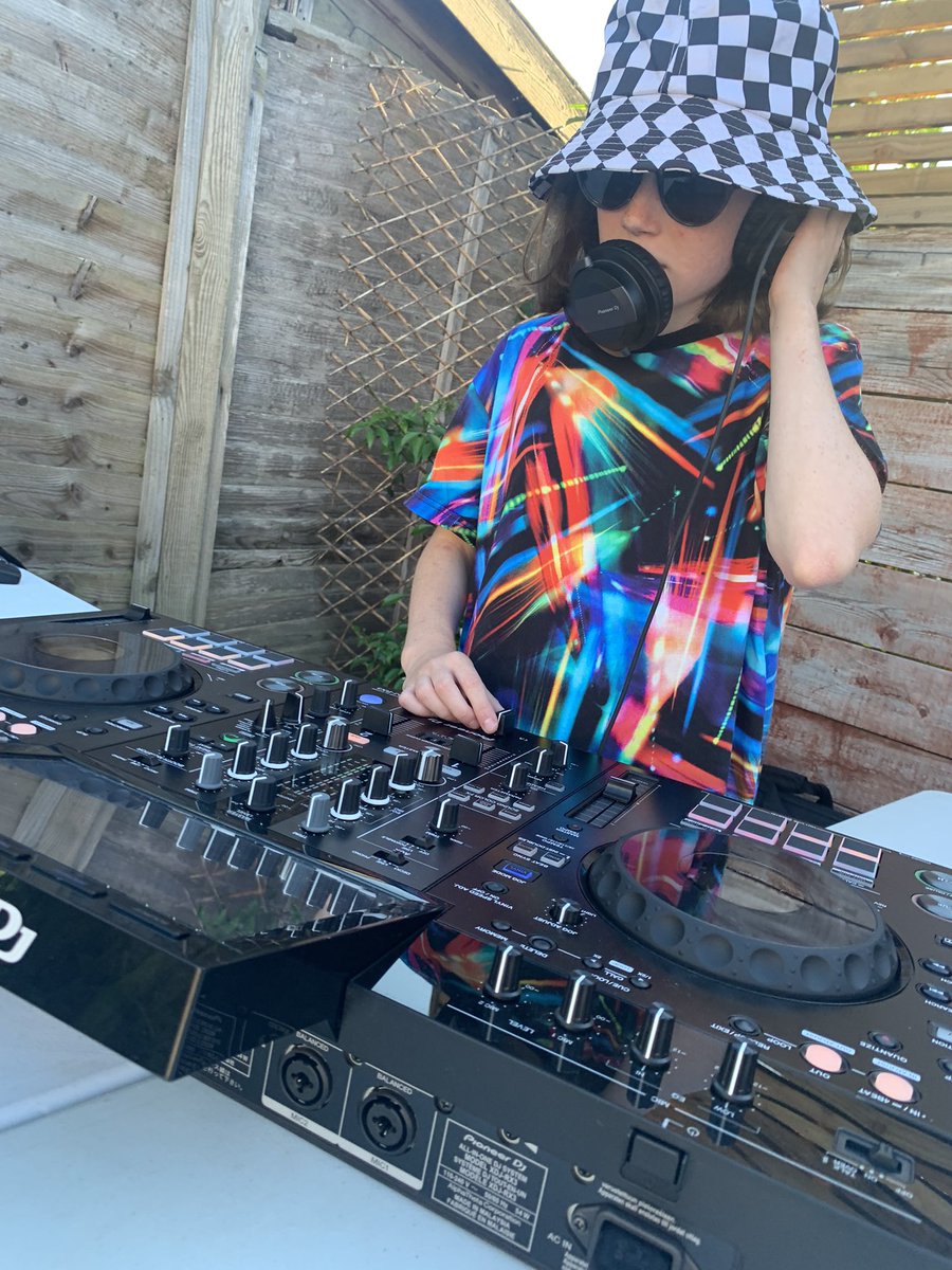 Ruby pushing the tunes out at an 18th birthday party this evening🙌