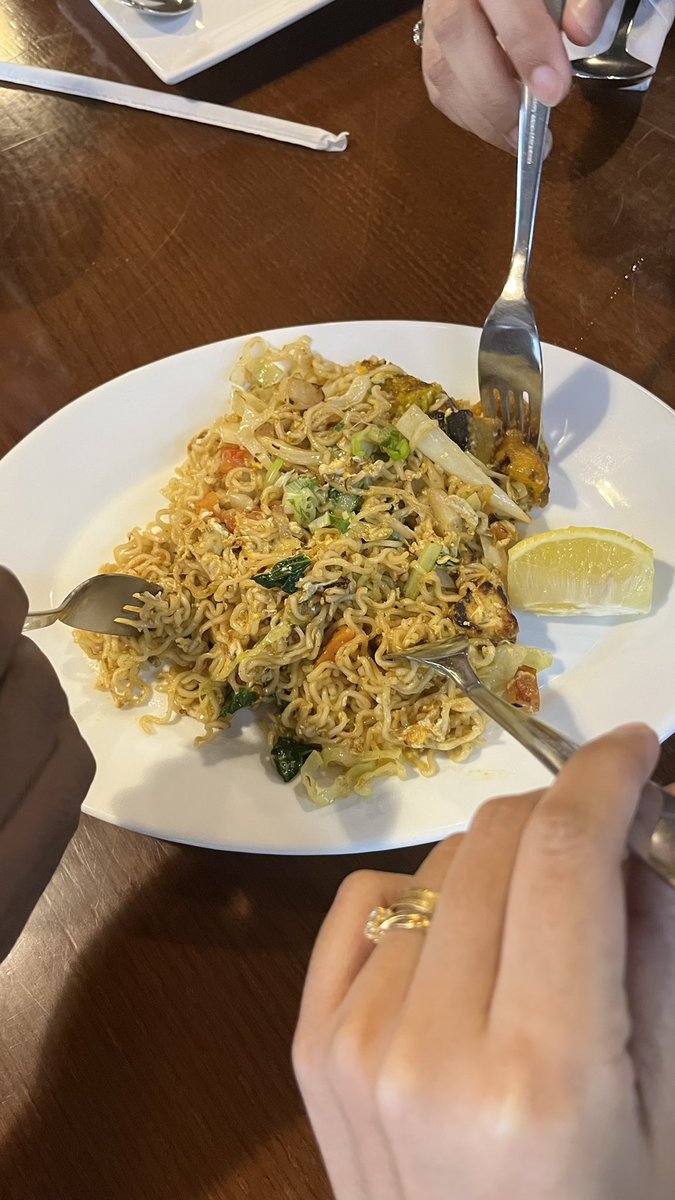 Siddiq_Jay's tweet image. Lepak Mamak &amp;amp; Library #mbrlibrary #mamakeatery