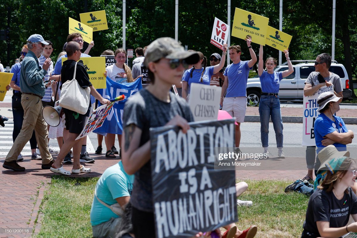 Anti-abortion and abortion rights activists hold rallies in #WashingtonDC on the one year anniversary of the U.S. Supreme Court’s decision in #Dobbs v Jackson Women’s Health, which overturned #RoevWade 📸: @annaroselayden, @AnnaMoneymaker #DobbsDecision