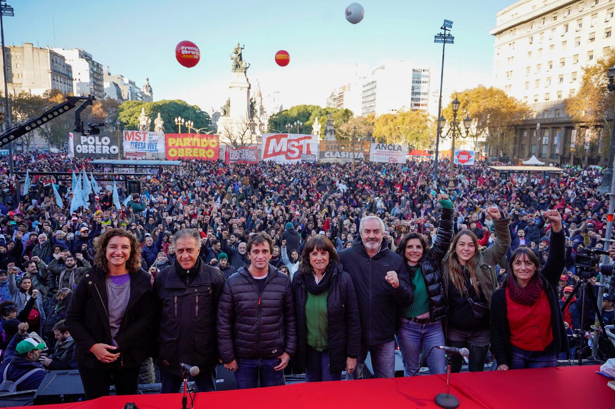 Hoy es el cierre de listas pero hace una semana, a mano alzada y en una Plaza colmada de luchadorxs, elegimos a lxs candidatxs que hoy integran la lista de “Unir a los luchadores y a la Izquierda” que encabeza <a href="/Solanopo/">Gabriel Solano</a> y <a href="/vilma_ripoll/">Vilma Ripoll 💚</a>  dentro del <a href="/FdeIzquierda/">Frente de Izquierda</a>