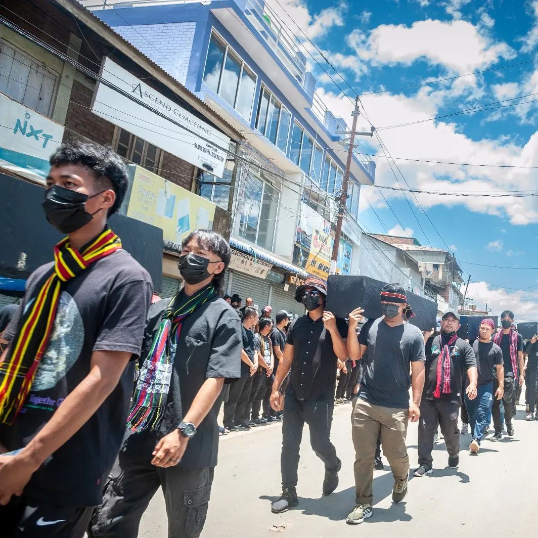 ChristianIndia_'s tweet photo. Silent Coffin ⚰️ Rally Held in Manipur (India)
24th June 2023, Lamka, Manipur

A silent coffin rally was organized by the joint student body in Lamka (formerly known as Churachandpur) to mourn and commemorate Kuki-Zo tribals who were killed by Meitei Militants Arambai Tenggol and Meitei Leepun in Manipur.

The utilization of camouflage attire by background performers is a crucial element of the performance, as it serves as a traditional way of paying homage to unified defenders of tribal lands, rights and identity.
It is imperative to note that the individuals involved are civilians and this representation is purely for symbolic purposes.

#SaveManipurTribals
CM #BirenResign
#HumanRightsViolations 

@BBCWorld @CNNnews18 @CNN @AlJazeera @AlJazeeraWorld @FreedomofPress @UN @Refugees @UNHumanRights @RedCross @Pontifex @ashoswai @AmitShah @EastMojo @thewire_in @WhiteHouse @JoeBiden @POTUS @real_GeorgeBush @ObamaWhiteHouse @POTUS44 @Telegraph