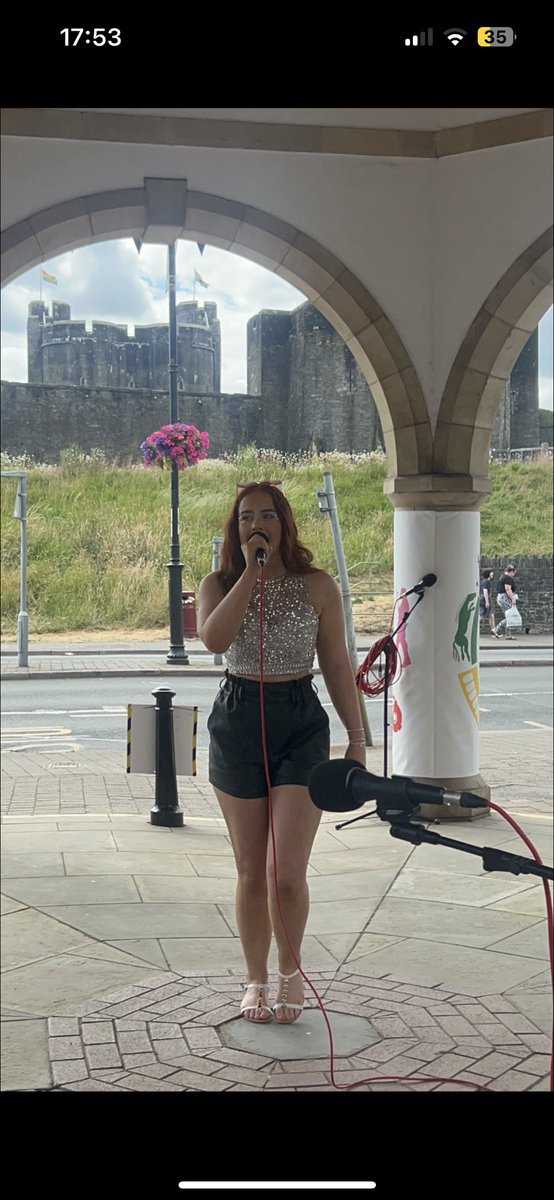 ShaniaJ94106423's tweet photo. Diwrnod hardd iawn mewn #pridecaerphilly efo @Cwmrhymni ac cast yr sioe ysgol “nol i’r 80au”
#sebonafi https://t.co/AXGL03vTUE