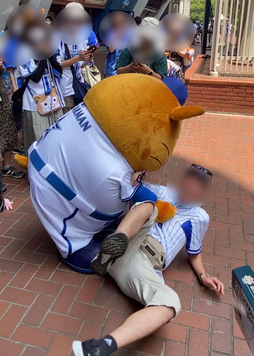 たぬきー！って いった おにいさんを おしおきなの🐹🧢✨
ぼくたち、たぬきじゃ ないもん🐹🍼✨

#baystars
#スターマン
(お兄さん、めちゃくちゃ嬉しそうだった😂
最後は和解して握手🤝🏻笑)