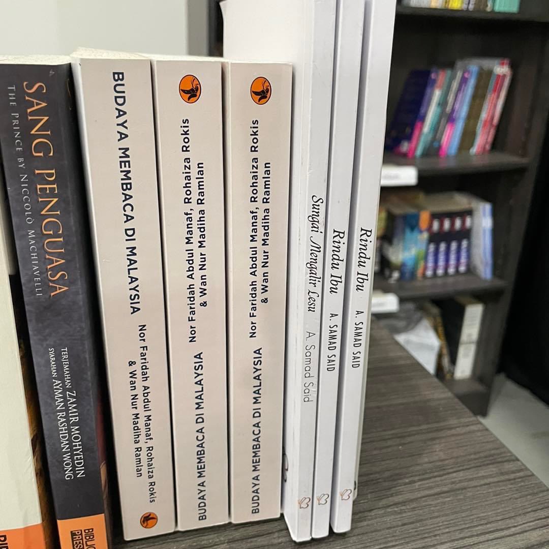 BiblioKK's tweet photo. Antara buku yang masih setia menunggu tuannya.. 

Singgahlah ke kedai buku kami di Alamesra! 

Bagus juga sudah jalan sini, jadi ngam bersantai-santai dulu hujung minggu 😎 https://t.co/9RdkDCDjQ3