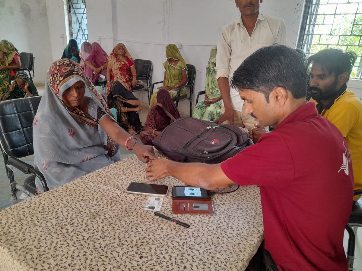 अगर देश की सेवा का जज़्बा हो तो अपने कार्य क्षेत्र में ही बहुत कुछ किया जा सकता है ।इसी का श्रेष्ठ उदाहरण हैं श्री रघुनंदन चौहान, शाखा डाकपाल उज्जैन फैक्ट्री ,जो समाज के अंतिम व्यक्ति एवं जरूरतमंद आमजन तक विभाग की वित्तीय व मूलभूत सेवाएं देकर डाकसेवा-जनसेवा का संदेश दे रहे हैं।