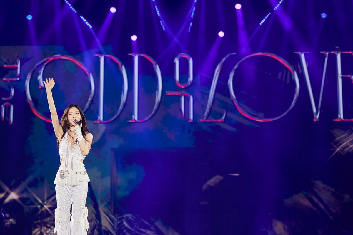 SMTOWNGLOBAL's tweet photo. 태연, 타이페이 핑크빛으로 물들였다! 대만 콘서트 1만 2천 현지 관객 열광!
티켓팅 12만 명 동시 접속+3분 만에 전석 매진! → ‘믿듣탱’의 강력한 티켓 파워!

https://t.co/DXFSR7x4s9

#태연 #TAEYEON
#TheODDOfLOVE
#TheODDOfLOVE_in_TAIPEI
#TAEYEONCONCERT_TheODDOfLOVE https://t.co/4v7Kv1Uoch