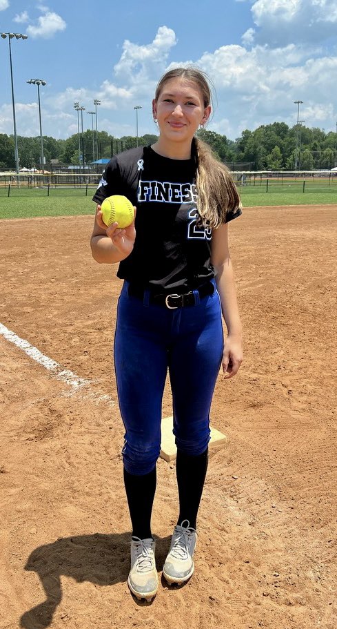 Finesse18Burras's tweet photo. This weekends Big Bats. Great job @AllysonTheunick @kturmell2109 @orilleavery #finessetough #finessefastpitch https://t.co/mxVyoIHNoC