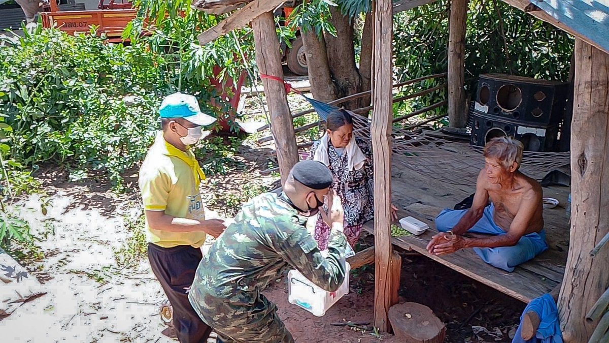 army2pr's tweet photo. ป.3 พัน.3 จัดกำลังพล ลงพื้นที่เข้าช่วยเหลือประชาชนที่ประสบวาตภัย ณ บ.หนองโบสถ์ และ บ.หนองโบสถ์พัฒนา ต.โคกกระชาย อ.ครบุรี จ.นครราชสีมา ทั้งนี้หน่วยจะติดตาม ประสานงานกับส่วนราชการที่เกี่ยวข้องในการให้ความช่วยเหลือประชาชนต่อไป
#ทหารพระราชาดูแลประชา https://t.co/ET5KPR6mUH