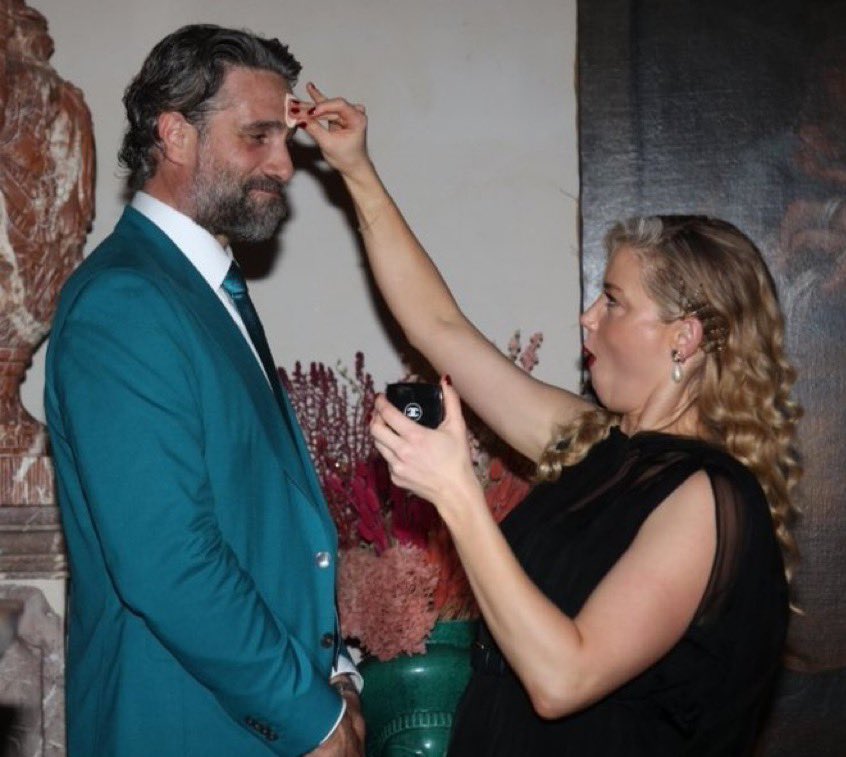 ForeverWyno's tweet photo. Remember when she tried to kiss Jason Momoa? For the cameras? Same energy. https://t.co/GgedZmAIV3