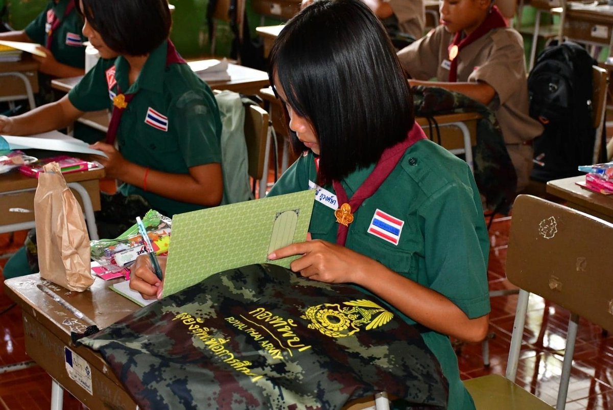 army2pr's tweet photo. รอง ผบ.ร.3 เป็นประธานในพิธีมอบถุงยังชีพเพื่อการศึกษา กองทัพบก ให้กับนักเรียนโรงเรียนบ้านโพนแพงฯ จำนวน 15 ถุง ณ โรงเรียนบ้านโพนแพง (เจียรวนนท์อุทิศ 5) ต.โพธิไพศาล อ.กุสุมาลย์ จ.สกลนคร
#ถุงยังชีพเพื่อการศึกษา https://t.co/c4kkoaHlKg