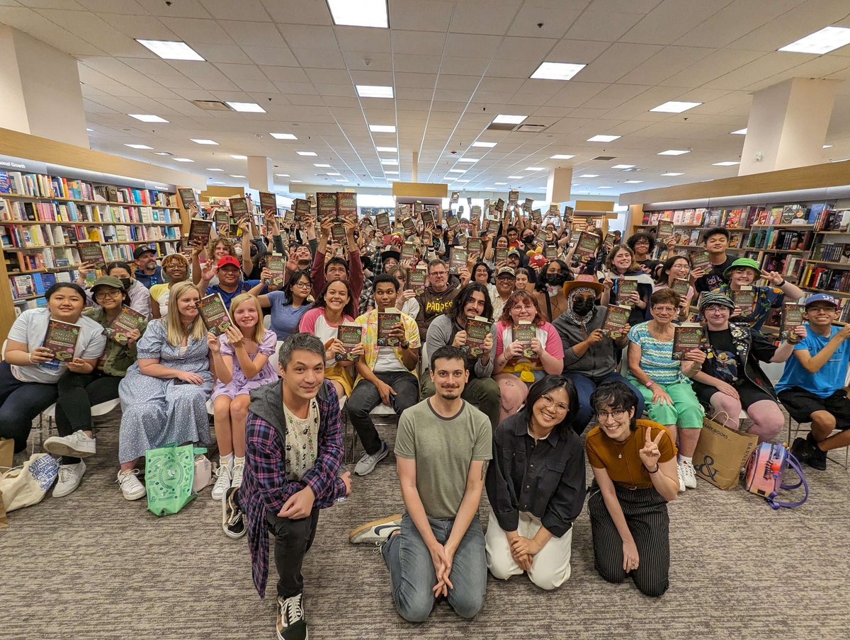 Radrappy's tweet image. Thank you to everyone who came out for the Marcy's Journal signing!  Thank you to @BNBuzz &amp;amp; @TOKYOPOP for putting it together.  We were so touched to see all the smiling #amphibia fans!!