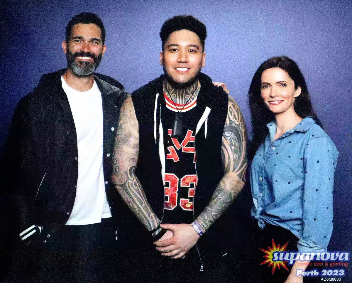 ysofficialmusic's tweet photo. In an alternate universe, I actually go by the name of 'Shay Kent' from Smallville where I was adopted by these two incredibly nice people. @tylerhoechlin @BitsieTulloch #superman #SupermanAndLois #supanovaperth #supanova2023 https://t.co/aQe1VhGCER