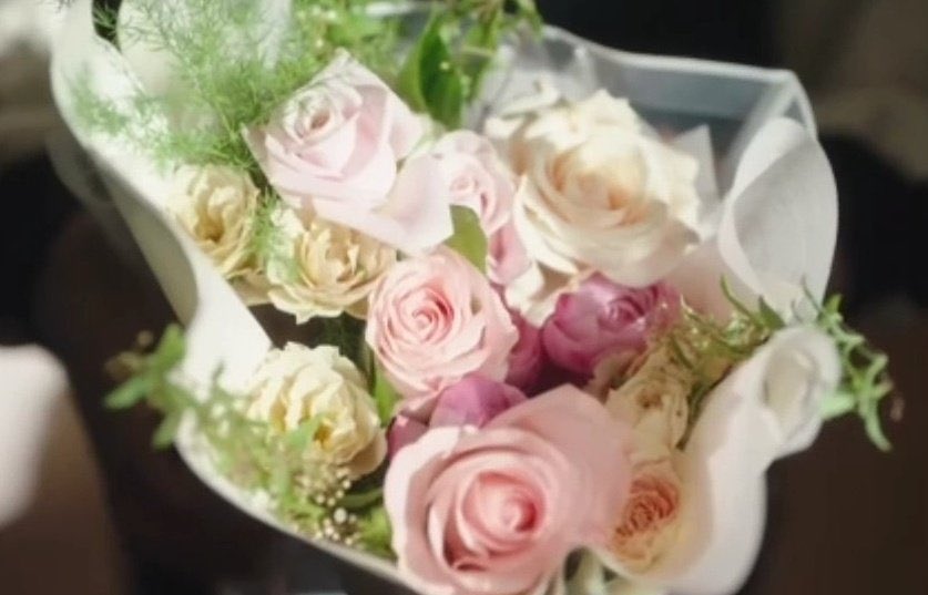 01st_11's tweet photo. thinking about how euntak failed to hand areum the flower buckets twice so he decided to bring flowers in his own way for their make up date by picking that jacket on purpose https://t.co/0dWXxv6XC9