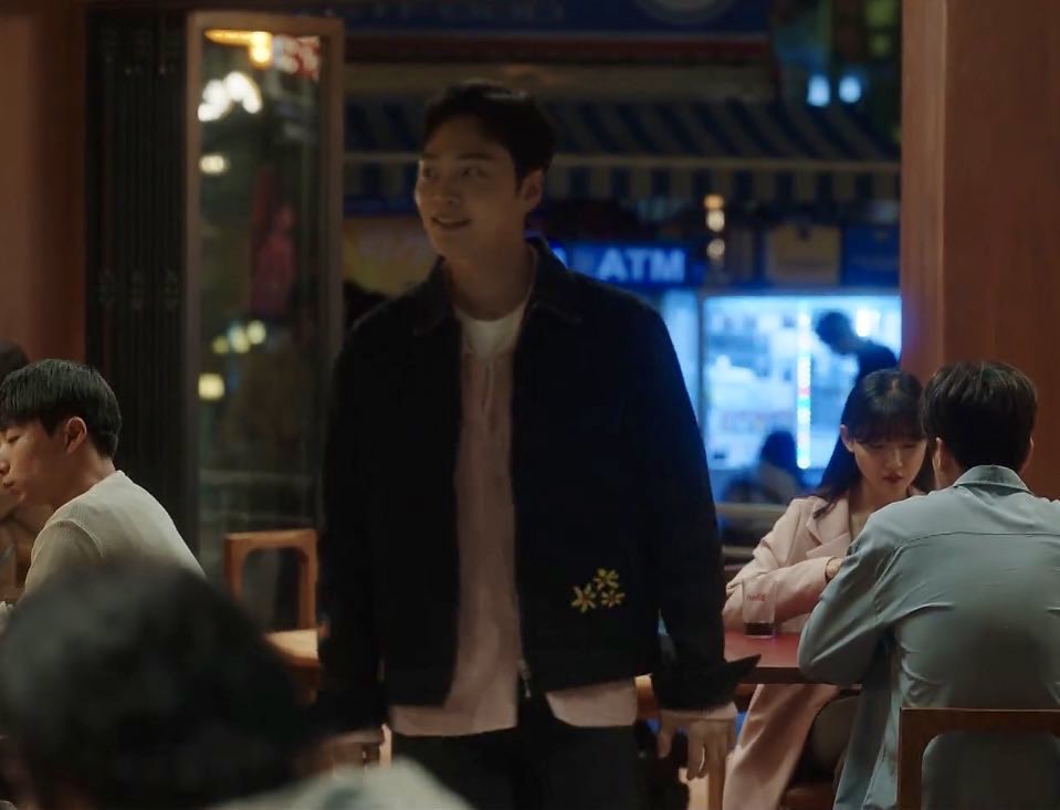 01st_11's tweet photo. thinking about how euntak failed to hand areum the flower buckets twice so he decided to bring flowers in his own way for their make up date by picking that jacket on purpose https://t.co/0dWXxv6XC9