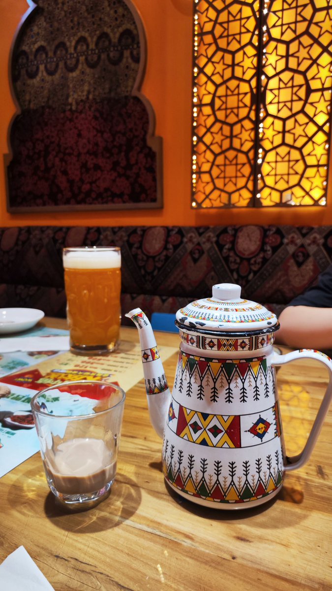 当你身边有一群经验丰富、不计较得失、愿意容忍你的幼稚与错误、尽心尽力帮助你成长的人的时候，再普通的人也会走向自信