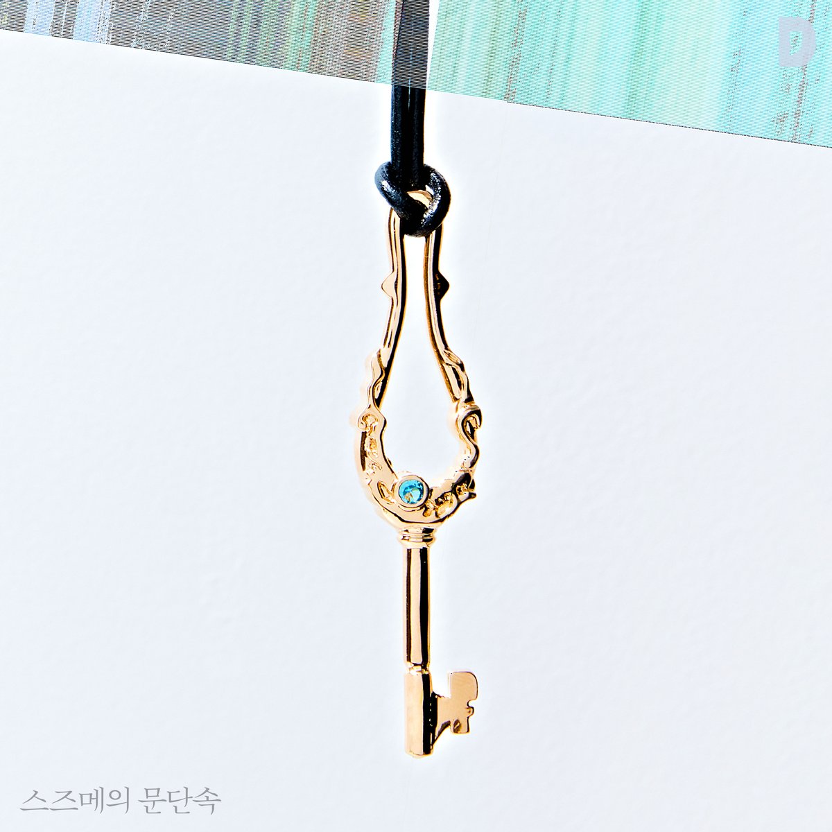 [RT&amp;팔로우 이벤트(~7/9)]
5명 추첨 다이진 스마트톡 증정😺
댄꼼마 스즈메 BIG열쇠 목걸이 한정수량 출시🎉
BIG버전의 열쇠 목걸이가 출시되었습니다 
팬던트와 블루 큐빅이 좀 더 커지고 목걸이 줄은 리얼 소가죽 사용, 14k도금을 하여 퀄리티는 유지했어요 

보러가기 url.kr/y5ra3l