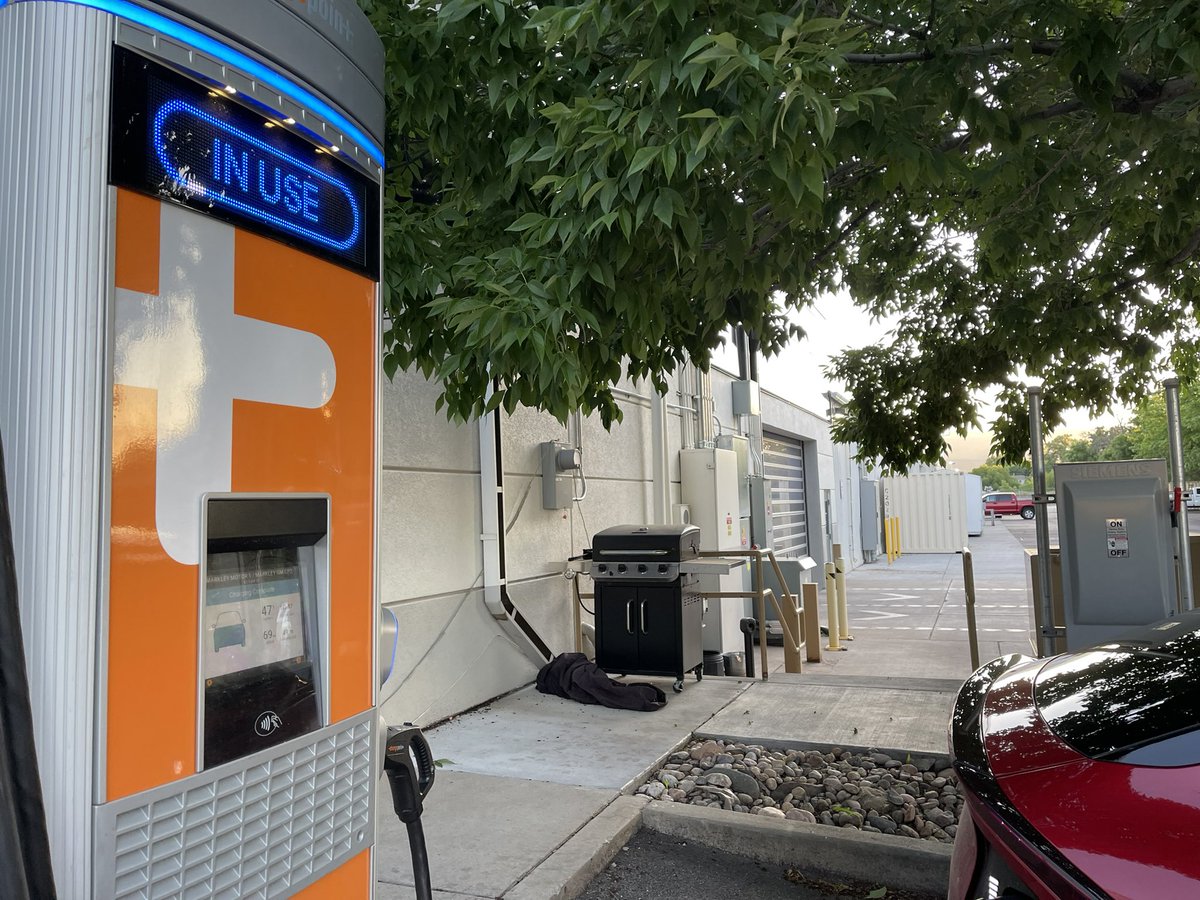 knitnerd's tweet photo. @RateYourCharge Markley Motors 62.5 kw ChargePoint. Max rate 27kw. Really? +1 though for being near a lot of places to eat, especially @torchystacos https://t.co/slARUUv2OQ