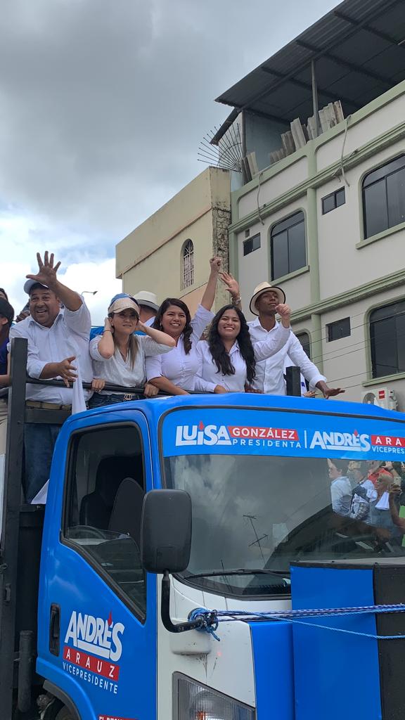 EmilyVeraA_'s tweet photo. #Guayaquil vivió una revolución por la esperanza💙 con @LuisaGonzalezEc y @ecuarauz.

Junto a miles de personas, avanzamos por el norte de la ciudad, recibiendo el cariño de los guayaquileños que exigen seguridad, trabajo y bienestar 👷‍♂️💪.

¡Basta de gobiernos que improvisen! En agosto tenemos la oportunidad de volver a tener un país  a la altura de nuestros sueños👩‍🎓👷👨‍👩‍👦

@luisagonzalez Presidenta
@ecuarauz Vicepresidente
@leonardoquirozl
#LeoQuirozAsambleísta 
#Distrito2 #Todo5