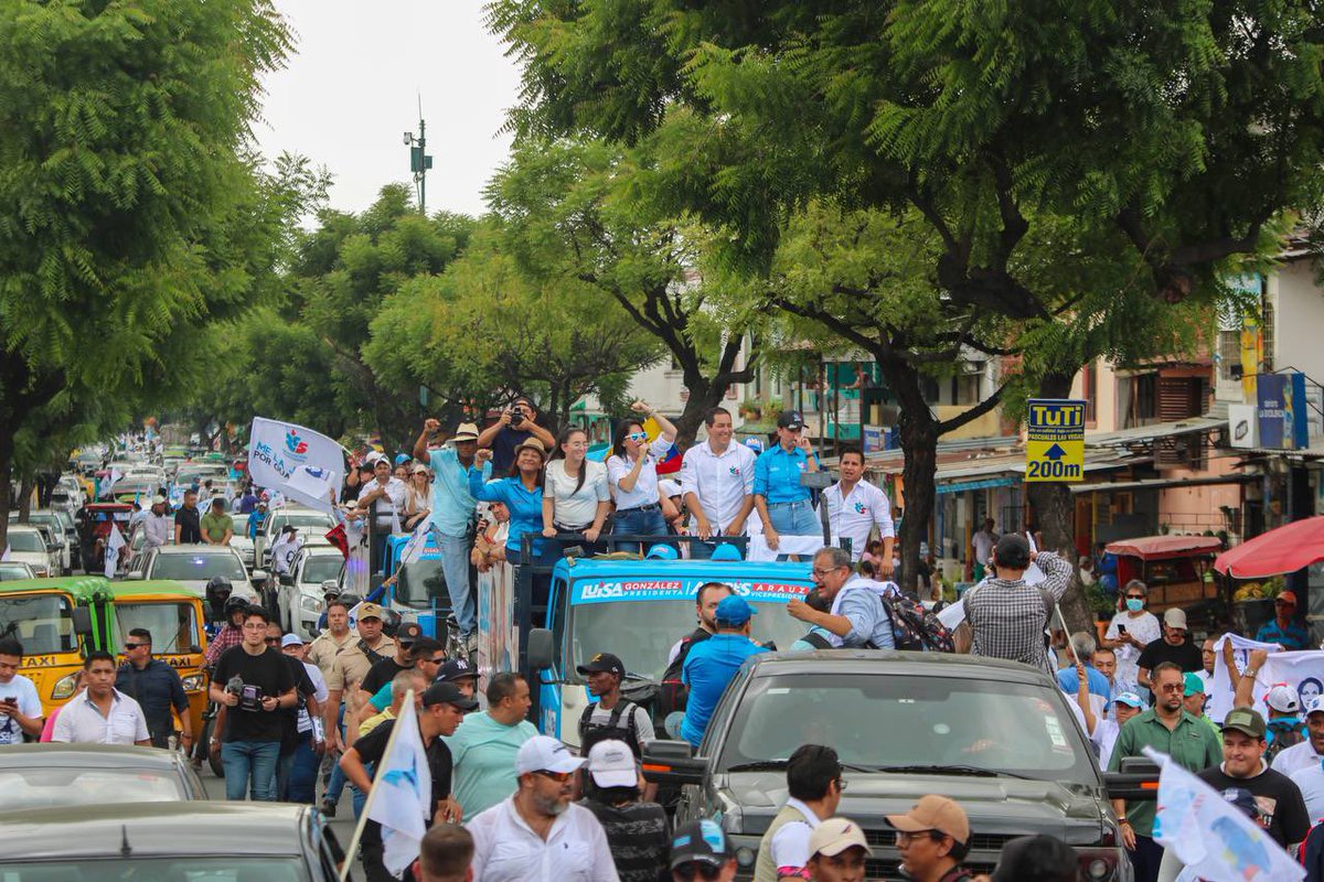 EmilyVeraA_'s tweet photo. #Guayaquil vivió una revolución por la esperanza💙 con @LuisaGonzalezEc y @ecuarauz.

Junto a miles de personas, avanzamos por el norte de la ciudad, recibiendo el cariño de los guayaquileños que exigen seguridad, trabajo y bienestar 👷‍♂️💪.

¡Basta de gobiernos que improvisen! En agosto tenemos la oportunidad de volver a tener un país  a la altura de nuestros sueños👩‍🎓👷👨‍👩‍👦

@luisagonzalez Presidenta
@ecuarauz Vicepresidente
@leonardoquirozl
#LeoQuirozAsambleísta 
#Distrito2 #Todo5