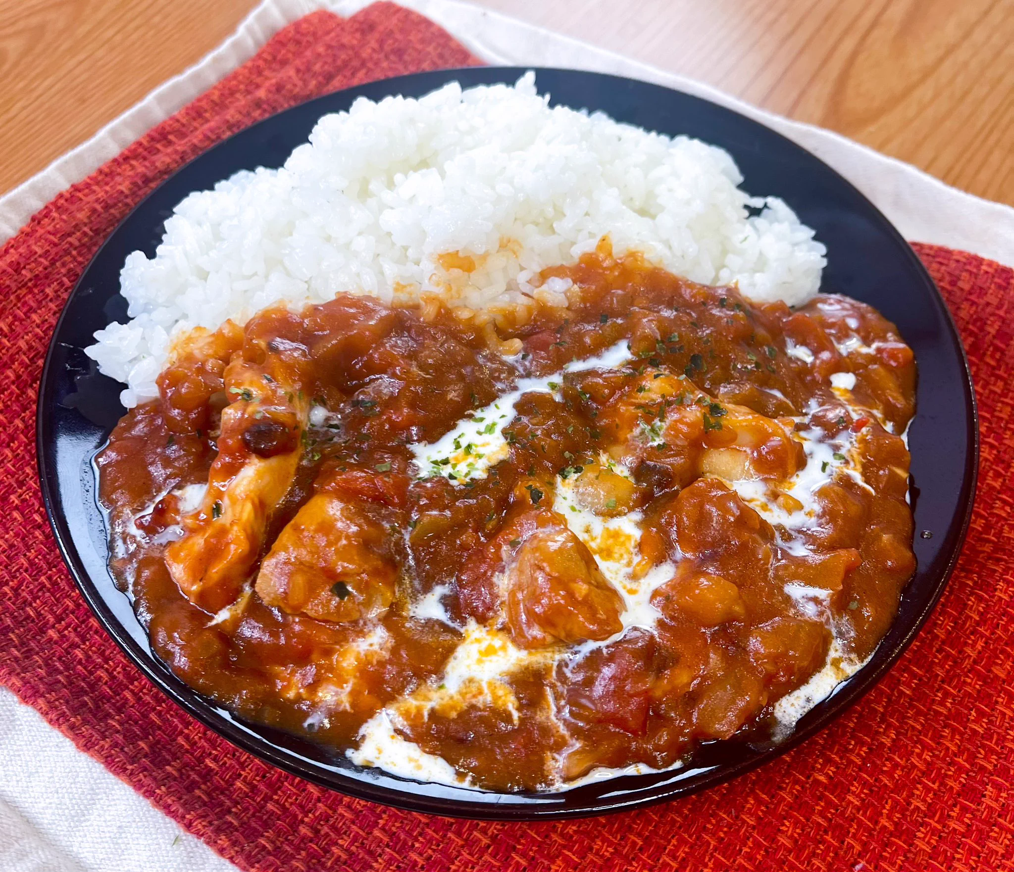 フライパンひとつで作れちゃう！旨味が凝縮、本格的な「無水バターチキンカレー」。