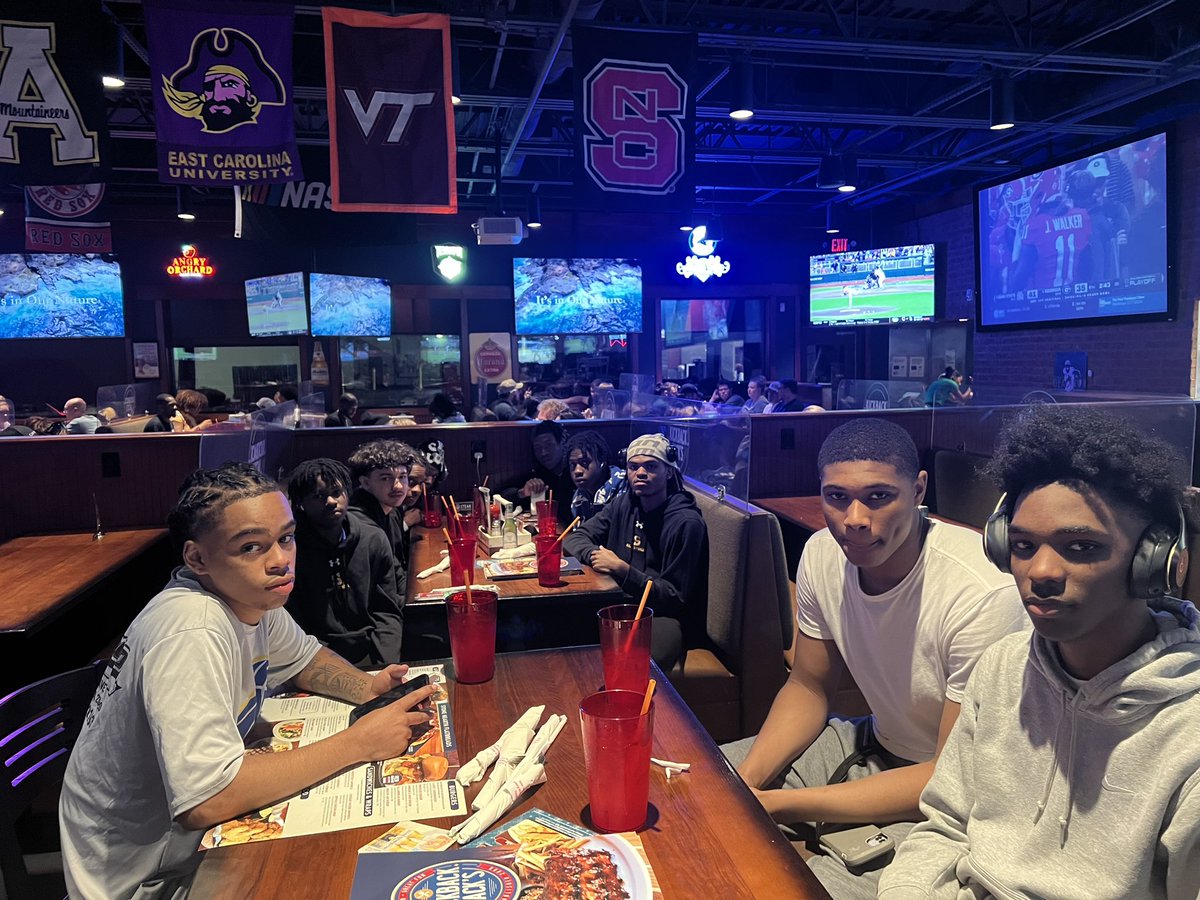 2-0 in our first day at the @The_NCBCA live period, now it’s fellowship time at Kickback Jack’s. #smithset #family