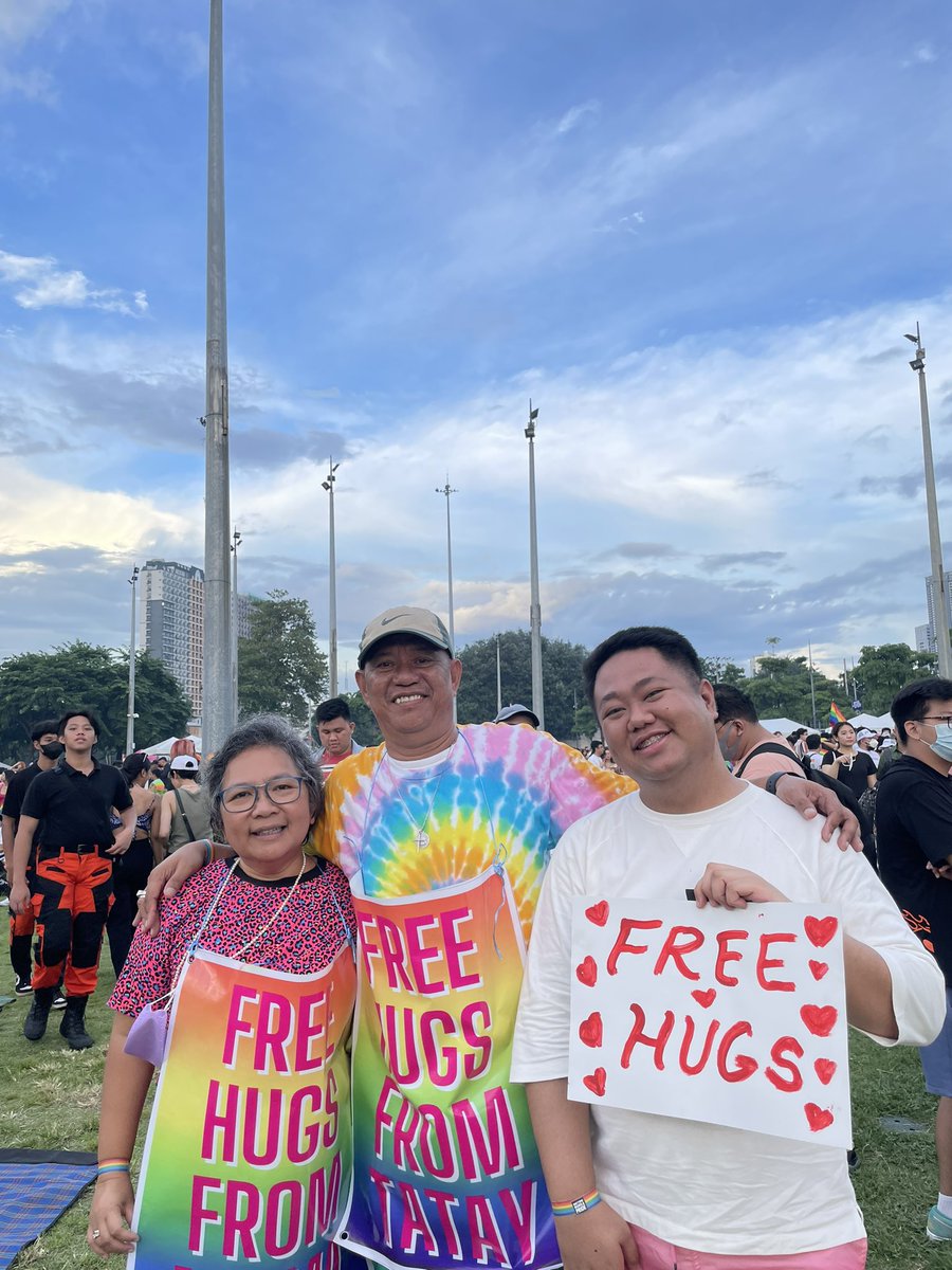 This photo was taken yesterday at Circuit Makati during the pride event. I feel empowered to have this kind of support. Thanks po kay Nanay and Tatay (di ko po alam names nila). So happy to see you both po and thanks po sa support.