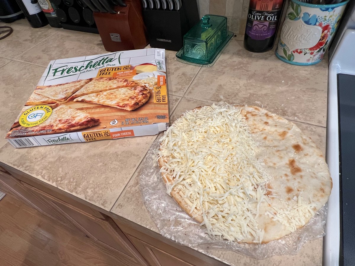 scrumtrallecent's tweet photo. I’ve been blessed by the legendary “none-sauce, left-cheese” fairy. I’m highly suspect that there are even 4 cheeses…. What is up, @Freschetta? https://t.co/zj0MH9bvs0