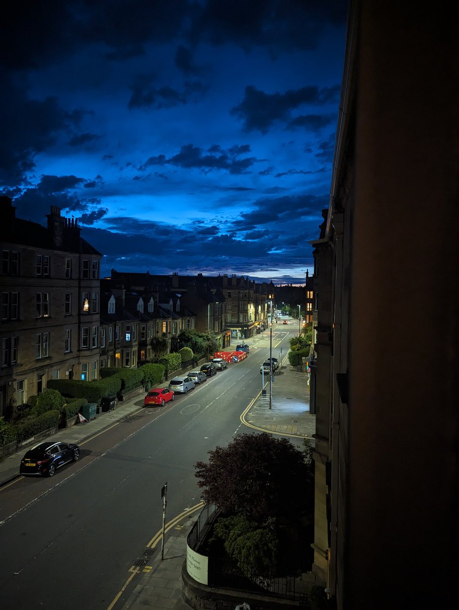 littlewoof's tweet photo. Half eleven at night, looking north. #Edinburgh #notdark https://t.co/g3BqdaWJf7