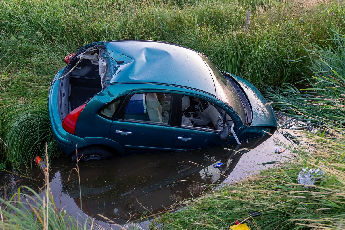 Reality_Photo's tweet photo. Een automobilist is zaterdagavond de macht over het stuur verloren op de verbindingsboog tussen de A59 en de N261. 

Hij kwam met zijn auto een meter of 10 lager en een meter of 40 uit de kant in een sloot tot stilstand.

Twee personen raakte hierbij gewond. https://t.co/vEth2UAp6P