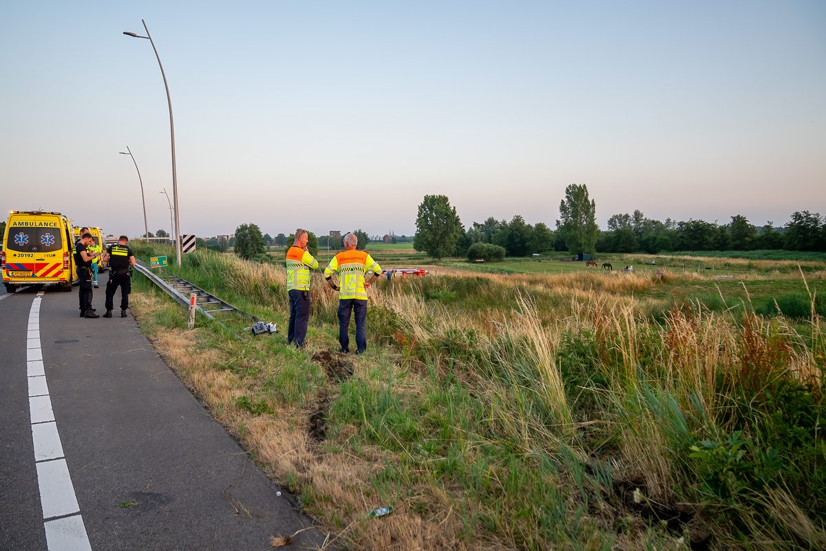 Reality_Photo's tweet photo. Een automobilist is zaterdagavond de macht over het stuur verloren op de verbindingsboog tussen de A59 en de N261. 

Hij kwam met zijn auto een meter of 10 lager en een meter of 40 uit de kant in een sloot tot stilstand.

Twee personen raakte hierbij gewond. https://t.co/vEth2UAp6P