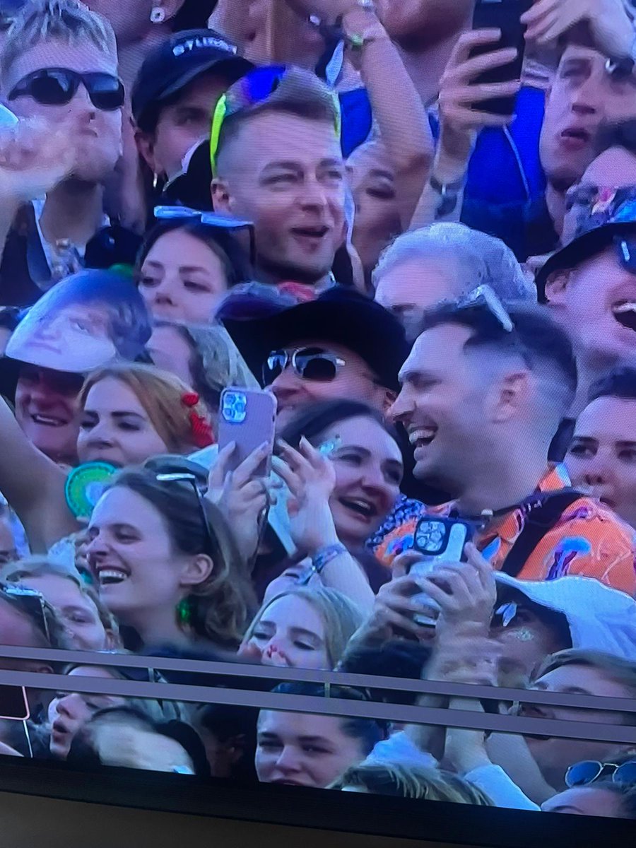 ibbeson21's tweet photo. I made the tele ๐คฃ๐คฃ #EarsForDays #glastonbury2023 #LewisCapaldi https://t.co/JZgsHfWq4v
